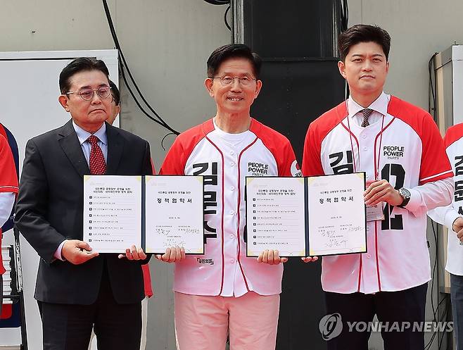 국민의힘-새미래민주당 정책협약식 (가평=연합뉴스) 박동주 기자 = 국민의힘 김문수 대선 후보, 김용태 비상대책위원장이 30일 경기 가평군 청평시계탑 광장에서 열린 유세에서 국민의힘-새미래민주당 정책협약식을 갖고 새미래민주당 전병헌 대표와 기념촬영하고 있다. 2025.5.30 pdj6635@yna.co.kr