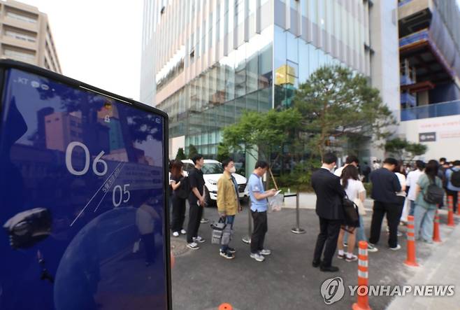 투표 순서 기다리는 유권자들 (서울=연합뉴스) 김도훈 기자 = 제21대 대통령선거 사전투표 둘째 날인 30일 서울 중구 을지누리센터에 마련된 사전투표소에서 투표 종료 이후에도 투표하지 못한 유권자들이 대기표를 들고 투표 순서를 기다리고 있다. 2025.5.30 superdoo82@yna.co.kr