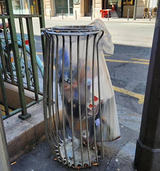 파리의 쓰레기통 [촬영 송진원]