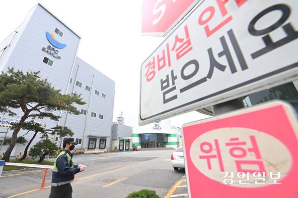 19일 시흥시 소재 SPC삼립 시화공장에서 윤활유를 뿌리는 작업을 하던 중 50대 여성 근로자가 숨지는 사고가 발생했다. 사진은 이날 시흥시 SPC삼립 시화공장 모습. 2025.5.19 /최은성기자 ces7198@kyeongin.com