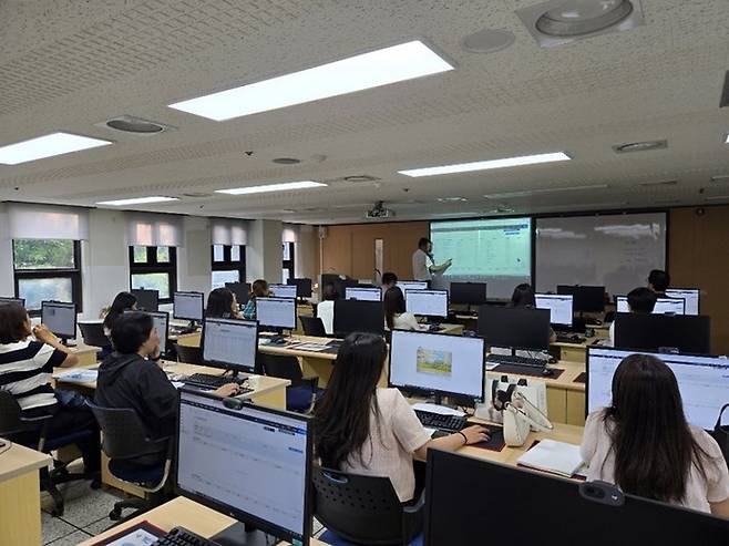의정부시(시장 김동근)가 시청 정보화교육장에서 세외수입 업무의 전문성을 높이기 위한 '세외수입 업무 역량 강화 교육'을 실시했다. 사진=의정부시청