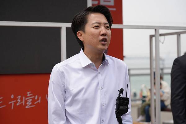 개혁신당 이준석 대선 후보가 31일 인천 중구 월미도에서 취재진 질문에 답하고 있다./사진=개혁신당