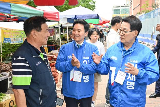 박지원(맨 오른쪽) 광주·전남 골목골목선대위원장이 정진욱 의원과 함께 31일 오후 광주시 남구 주월동 푸른길 토요시장에서 시민들에게 투표를 해야하는 이유를 설명하고 있다. /최현배 기자 choi@kwangju.co.kr