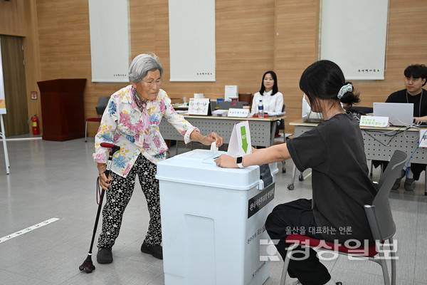 제21대 대통령선거 사전투표 둘째 날인 30일 울산 울주군 두서면행정복지센터 사전투표소에서 어르신 유권자가 투표를 하고 있다. 김도현기자 do@ksilbo.co.kr