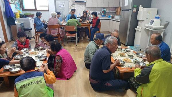 의성군 철파리 경로당에서 어르신들이 함께 점심식사를 하며 대화를 나누고 있다. 의성군