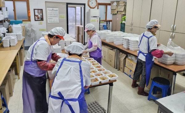 의성시니어클럽 소속 노인일자리 공동사업단(사랑한상,진수성찬( 참여자들이 반찬 포장을 진행 중인 모습. 의성군