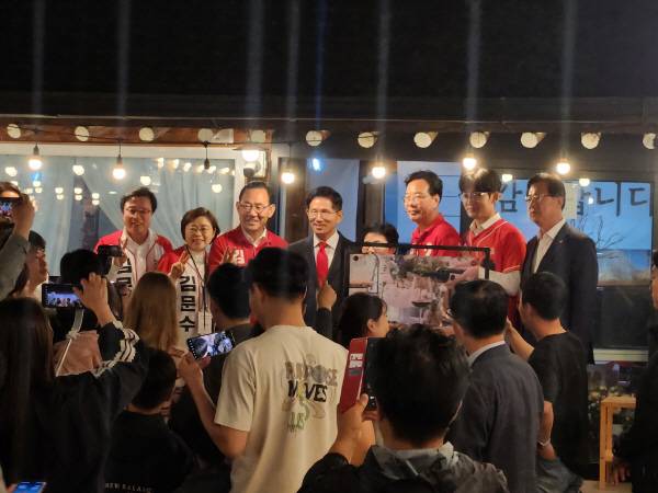 김문수 국민의 힘 후보가 31일 경주 황리단길을 방문해 지지 유세를 하고 있다. 서의수 기자