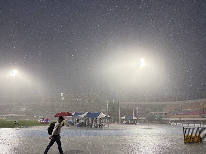 지난 29일 저녁 구미시민운동장에 폭우가 내리고 있다. 갑작스러운 폭우로 경기가 잠시 중단됐지만, 비가 그친 직후 바로 경기 재개가 가능할 만큼 우수한 시설에 선수들과 심판들이 감탄하고 있는 것으로 알려졌다.<구미시 제공>