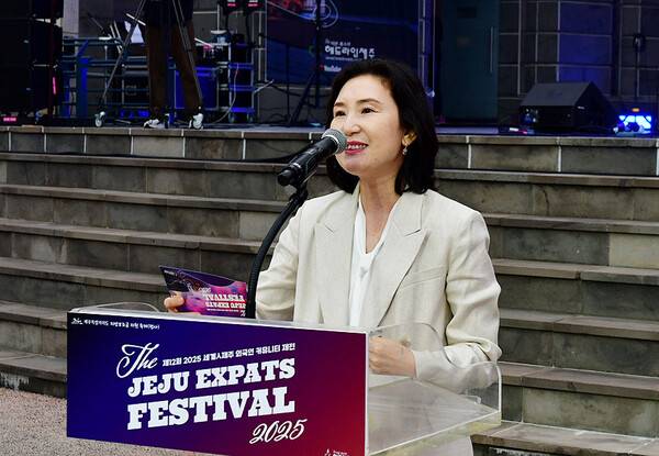 31일 열린 '2025 세계人제주' 외국인 커뮤니티 대축제에서 개회사를 하고 있는 원성심 헤드라인제주 편집이사. ⓒ헤드라인제주