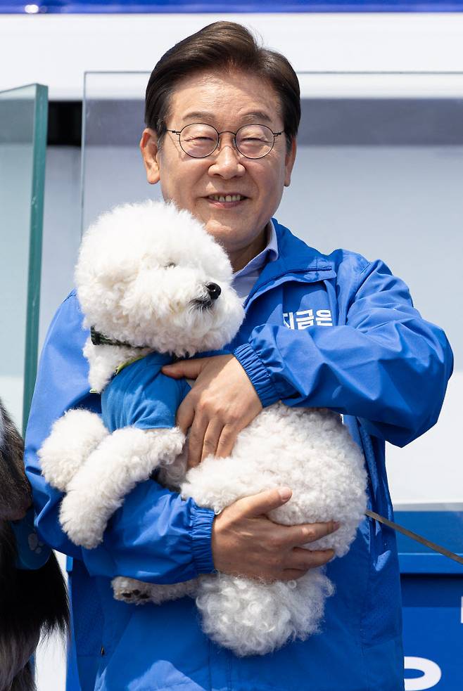 이재명 더불어민주당 대선 후보가 열세 지역으로 분류되는 강원과 충북 지역의 표심 공략에 나선 30일 춘천시 춘천역광장에서 열린 집중유세에서 강원도에 사는 반려견 뭉치를 안고 있다.(사진=연합뉴스)