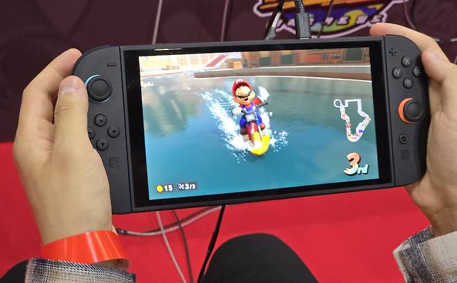 - 크기가 커져서 그립감이 조금 어색했지만 7.9인치 화면 크기만큼은 매우 만족스러웠다