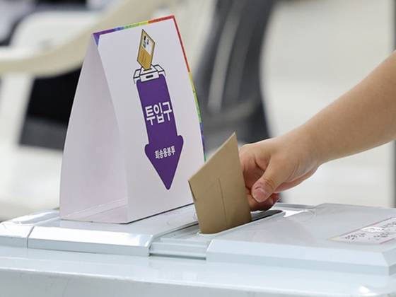 제21대 대통령선거 사전투표 이틀째인 지난 30일 인천 부평구청에 마련된 투표소에서 한 유권자가 투표하고 있다. (기사와 관련 없는 자료 사진) 〈사진=연합뉴스〉