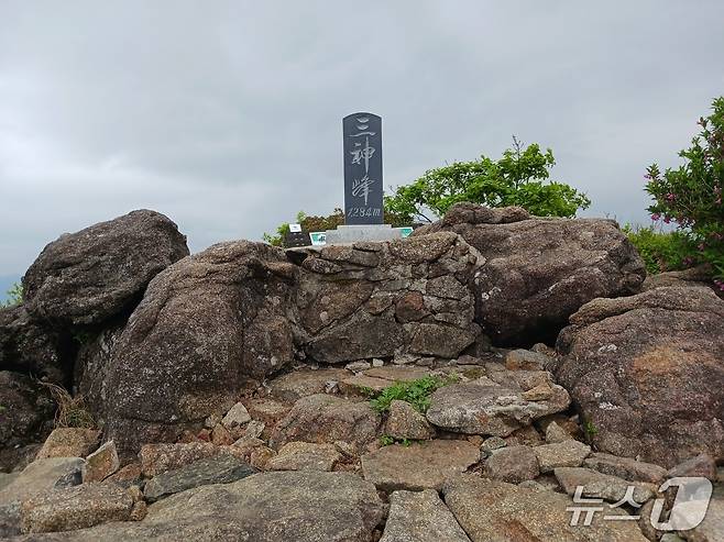 지리산 남부능선에 우뚝 솟은 삼신봉 (1284m).  정면으론  노고단부터 써리봉까지 지리산 주능선을 모두 조망할 수 있고  뒤론 청학동을 볼 수 있는 '뷰 맛집'이다. 여기서  왼쪽으로 10㎞ 정도 가면 쌍계사,  6㎞ 정도 직진하면 세석대피소가 있다.