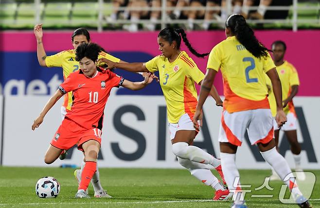 30일 오후 인천시 남동구 남동아시아드럭비경기장에서 열린 쿠팡플레이 초청 여자축구 국가대표팀 친선경기 대한민국과 콜롬비아의 경기에서 대한민국 지소연이 드리블 돌파하고 있다. 2025.5.30/뉴스1 ⓒ News1 이승배 기자