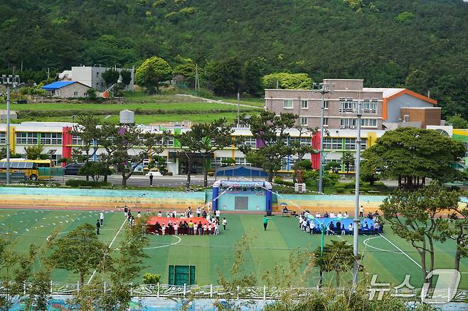 조도초등학교 전경(조도초 개교 100주년 기념사업회 제공, 재판매 및 DB 금지)/뉴스1