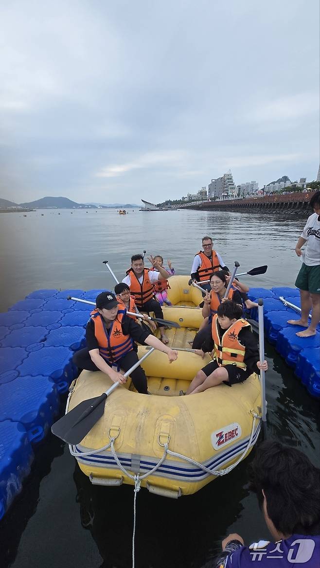 해양소년단 학생과 학부모가 체험활동을 하고 있다.(전남도교육청 제공, 재판매 및 DB 금지)
