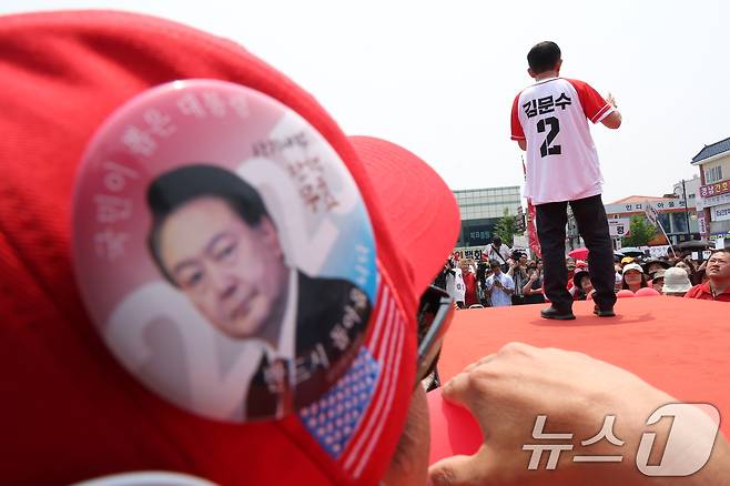 김문수 국민의힘 대통령 후보가 28일 경남 김해시 김수로왕릉공원 앞 유세에서 시민들에게 지지를 호소하고 있다. (공동취재) 2025.5.28/뉴스1 ⓒ News1 이광호 기자