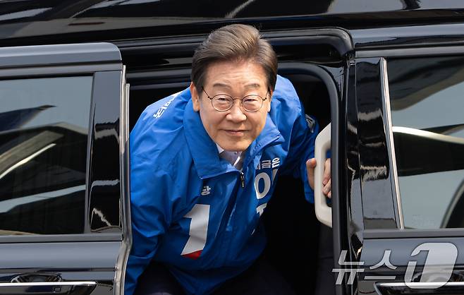 이재명 더불어민주당 대통령 후보가 31일 오후 충북 청주시 오창프라자 앞 광장에서 열린 유세에 도착하고 있다. 2025.5.31/뉴스1 ⓒ News1 이재명 기자