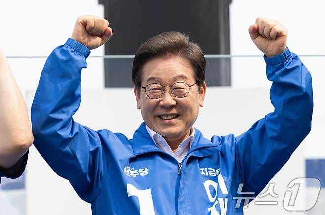 이재명 더불어민주당 대통령 후보가 31일 오후 충북 청주시 오창프라자 앞 광장에서 열린 유세에 도착해 시민들에게 인사하고 있다. 2025.5.31/뉴스1 ⓒ News1 이재명 기자