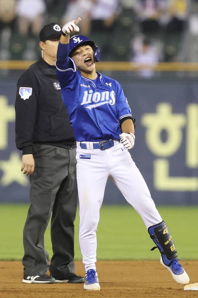 삼성 양도근이 30일 잠실구장에서 열린 2025 KBO리그 LG전에서 8회초 2타점 적시타를 때린 후 환호하고 있다. 사진 | 삼성 라이온즈