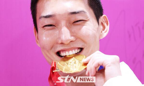 30일 오후 경북 구미시민운동장에서 진행된 '2025 구미아시아육상선수권대회' 남자 높이뛰기 시상식에서 우상혁(용인시청)이 금메달을 목에 걸고 포즈를 취하고 있다. 사진┃강명호 기자