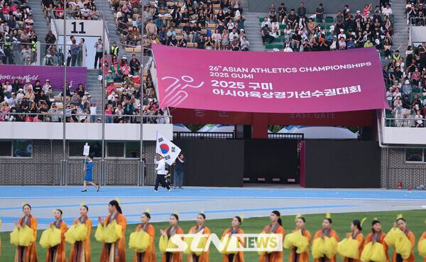27일 구미시민운동장에서 열린 2025 구미아시아육상선수권대회 개회식에서 대한민국 기수가 입장 중이다. 사진┃강명호 기자