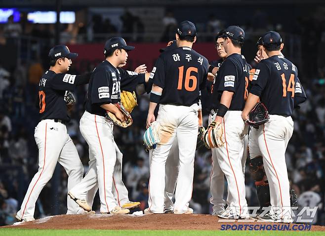 30일 창원 NC파크에서 열린 한화-NC전. 한화가 7대1로 승리했다. 선수들이 기쁨을 나누고 있다. 창원=정재근 기자 cjg@sportschosun.com/2025.5.30/