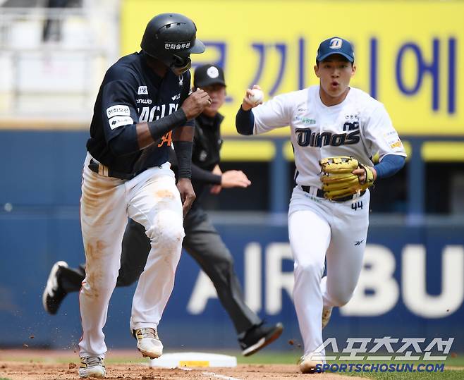 31일 창원 NC파크에서 열린 한화-NC전. 1회초 무사 3루 하주석 내야땅볼 때 플로리얼이 쫓기고 있다. 창원=정재근 기자 cjg@sportschosun.com/2025.5.31/