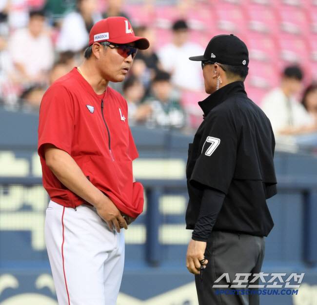 항의하는 이숭용 감독. 스포츠조선DB