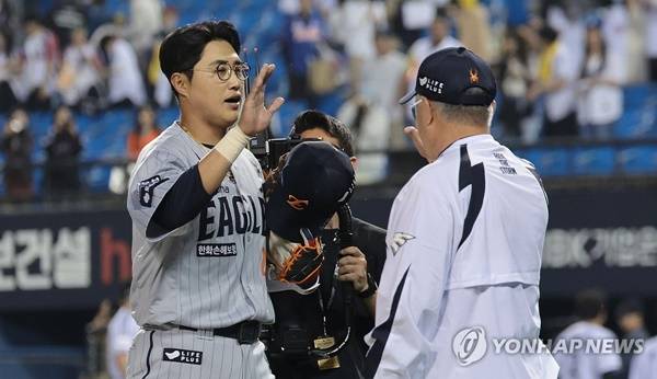 채은성(왼쪽)·김경문 한화 감독. ⓒ연합뉴스