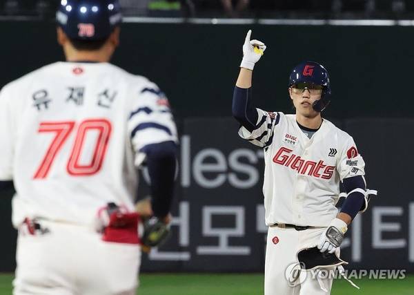 전민재(오른쪽). ⓒ연합뉴스