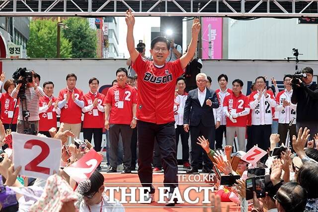 김문수 국민의힘 대선 후보가 28일 오후 부산 서면 쥬디스 태화 백화점 앞에서 열린 '필승으로 이어질, 부산의 함성' 집중유세에서 유권자들에게 지지를 호소하고 있다./남윤호 기자