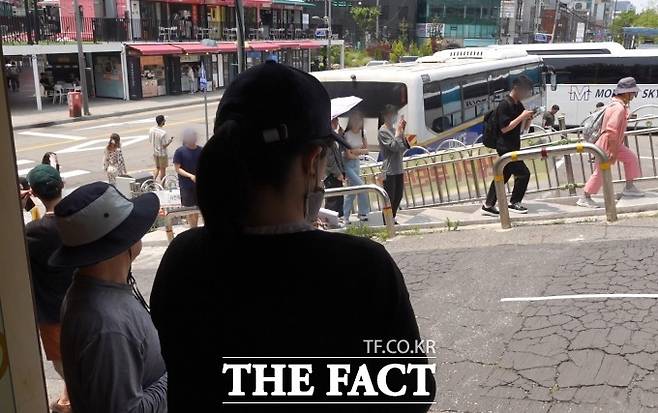 제21대 대통령 선거 사전투표 이틀째인 30일 오전 서울 서대문구 신촌동 사전투표소 앞에서 출입 인원을 감시하는 중년 남녀 2명./ 신촌=김민지 기자