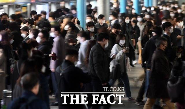 서울 집값 상승세가 이어지고 있는 가운데, 청년층들은 높은 주거비 부담에 밀려 경기와 인천 등 지역으로 이동하고 있는 것으로 나타났다. /더팩트 DB