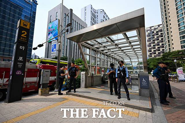 31일 오전 서울 5호선 여의나루역-마포역 사이 지하철에서 방화로 인한 화재가 발생한 가운데 경찰이 역사 출입을 통제하고 있다. / 장윤석 기자