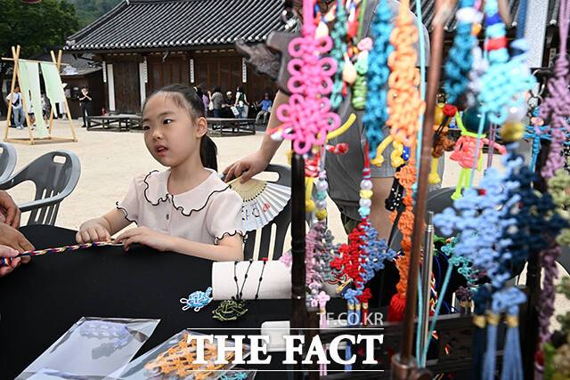 잡귀와 질병을 물리친다는 장명루 팔찌를 만드는 어린이