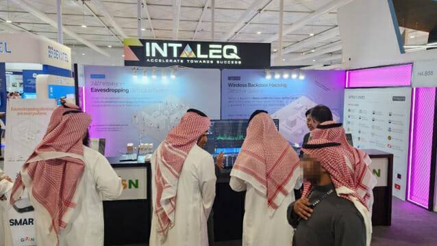 지슨 부스에서 상시형 무선도청 탐지 시스템을 설명하고 있다. (사진=지슨)