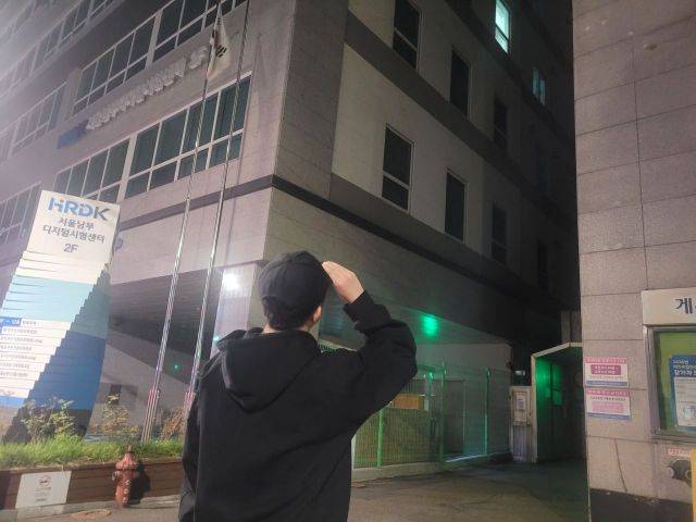 지난 29일 서울 영등포구 당산동에 위치한 영등포구·동작구 선거관리위원회(선관위) 건물 앞에서 류정환씨(34·남)가 선관위 인근을 감시하고 있다. 공병선 기자