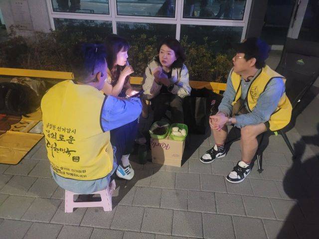 지난 29일 서울 영등포구 당산동에 위치한 영등포구·동작구 선거관리위원회(선관위) 건물 앞에서 시민단체 '시민의 눈' 소속 일원들이 담소를 나누고 있다. 공병선 기자