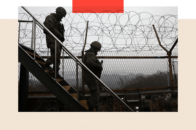 국경은 여러 겹의 촘촘한 철조망으로 뒤덮여 있고, 경비병들이 그 주변을 순찰한다