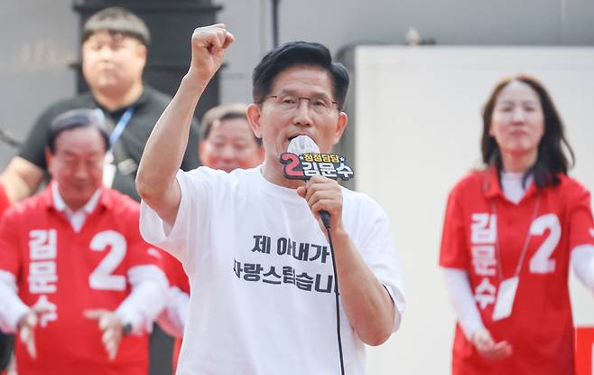 김문수 국민의힘 대선 후보가 30일 오후 강원도 춘천시청 인근에서 열린 “쉼없이 국민 속으로" 유세에서 유권자들에게 지지를 호소하고 있다./김지호 기자