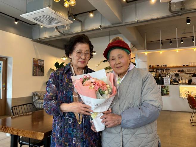 일성여중 선후배 정숙자씨(왼쪽)와 김동인씨(오른쪽)가 함께 찍은 사진 /최하연 기자