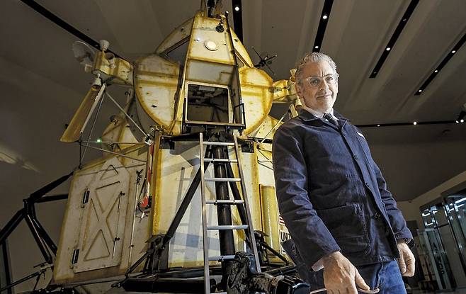 톰 삭스는 이번 전시를 준비하면서부터 ‘DDP’라는 공간을 하나의 행성으로 인식해 작품을 만들었다. 가장 좋아하는 지구상의 ‘구석’도 동대문 인근의 오래된 상가 골목이다. 삭스가 입고 있는 감색 재킷은 그의 팀의 유니폼 같은 옷. /양수열 영상미디어 기자