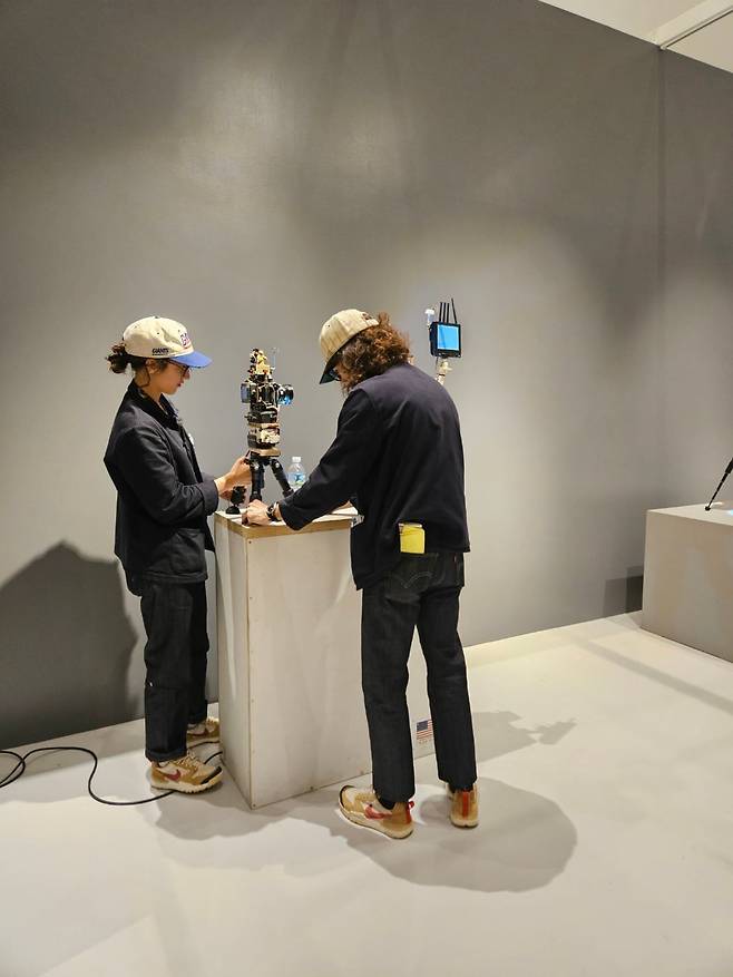 톰 삭스의 팀은 모두 나이키 마스야드 모델 스니커즈를 신고 있다. 감색 워크자켓과 짙은 색 셀비지 데님도 일종의 유니폼. /김경화 기자