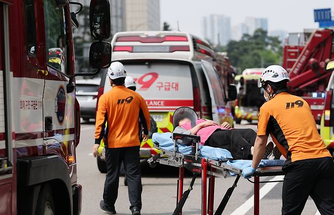 31일 오전 방화로 추정되는 화재가 발생한 서울 지하철 5호선 마포역에서 구급대원들이 환자를 긴급 이송하고 있다./뉴스1