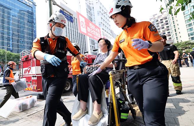 31일 오전 방화로 추정되는 화재가 발생한 서울 지하철 5호선 마포역에서 구급대원들이 환자를 긴급 이송하고 있다./뉴스1