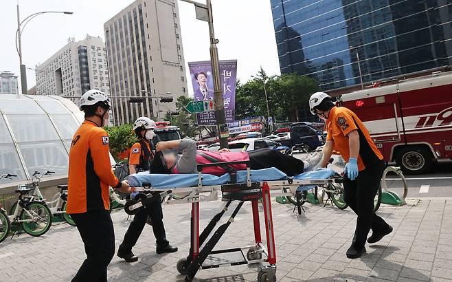 31일 오전 방화로 추정되는 화재가 발생한 서울 지하철 5호선 마포역에서 구급대원들이 환자를 긴급 이송하고 있다. /뉴스1