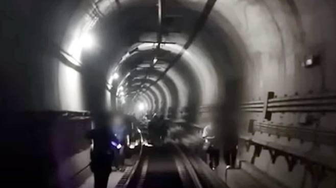 31일 오전 서울 지하철 5호선 마포역~여의나루역 구간에서 방화로 추정되는 화재가 발생해 승객들이 선로를 통해 대피하고 있다./뉴스1