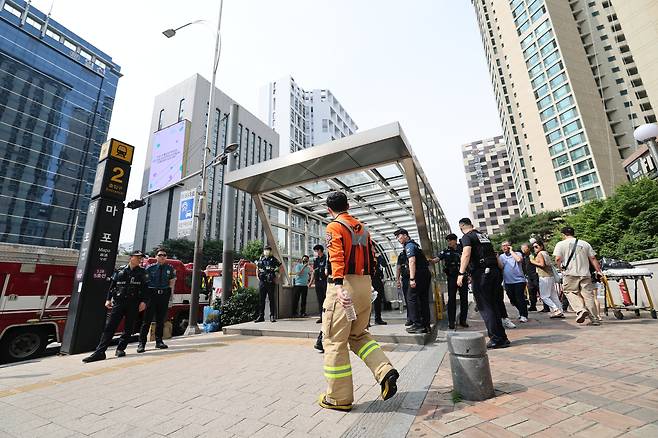 31일 오전 방화로 추정되는 화재가 발생한 서울 지하철 5호선 마포역에서 경찰이 역사 출입을 통제하고 있다.현재 화재는 진화된 상태다./뉴스1