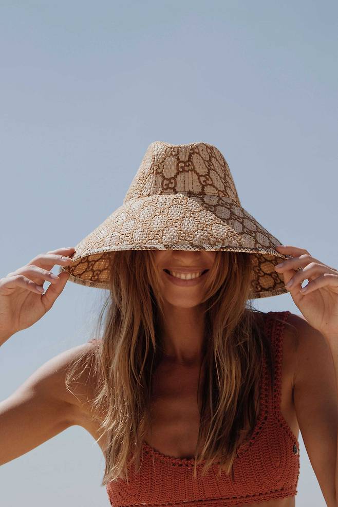 두피를 보호하는 가장 고전적이고도 방식은 여전히 모자와 양산이다. @thecristinamantas_